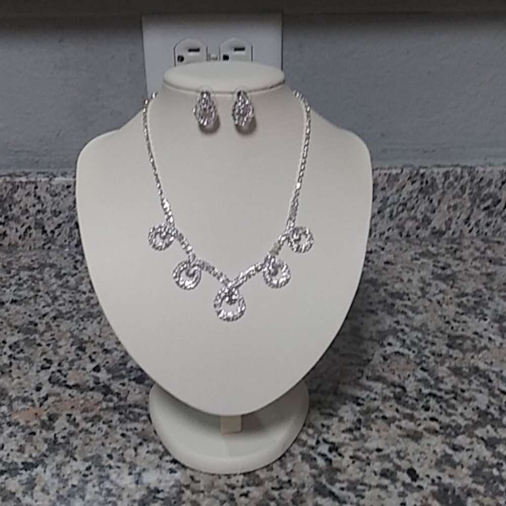 New beautiful set of necklace and earrings